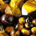 Descubra o significado espiritual da pedra Olho de Tigre verdadeira, seus benefícios e dicas práticas para comprar colares, pulseiras e pingentes.