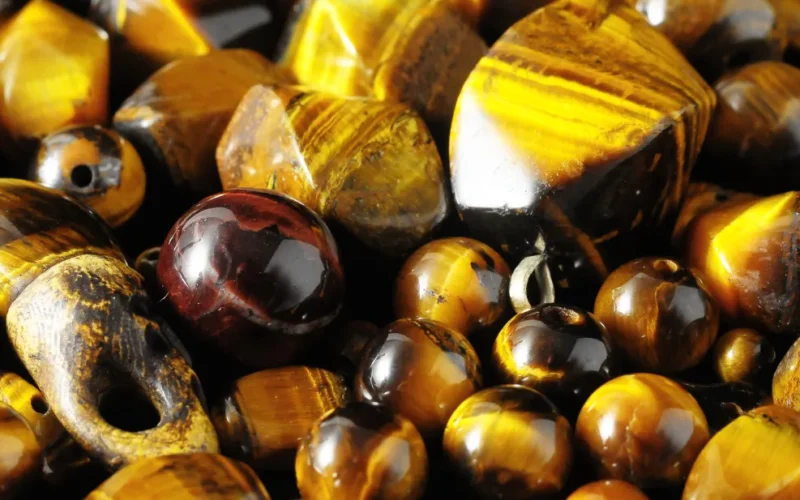 Descubra o significado espiritual da pedra Olho de Tigre verdadeira, seus benefícios e dicas práticas para comprar colares, pulseiras e pingentes.