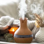 Difusor de aromas ultrassônico com acabamento em madeira aceso em ambiente de meditação com cristais.