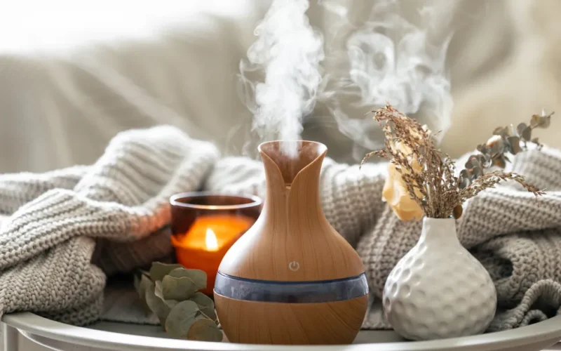 Difusor de aromas ultrassônico com acabamento em madeira aceso em ambiente de meditação com cristais.