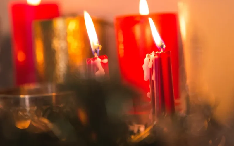 Vela de prosperidade acesa em ambiente místico para atrair abundância e boas energias