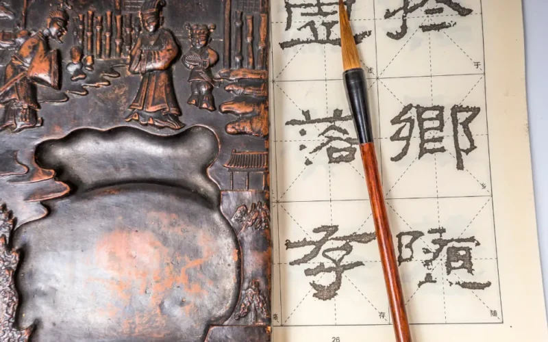 Quadro de Feng Shui com cachoeira, peixes koi e árvore da fortuna em um escritório moderno, simbolizando prosperidade e atração de clientes.